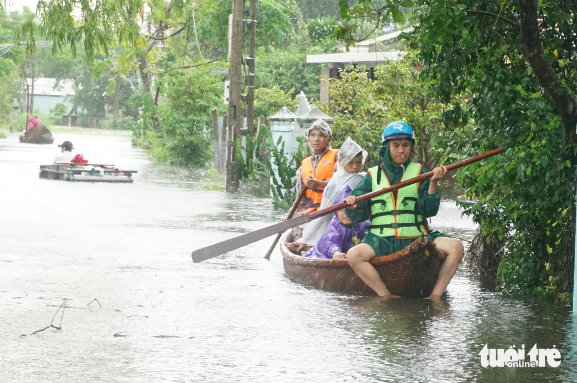 岘港洪水区域的图像:白茫茫的水,居民划船出行